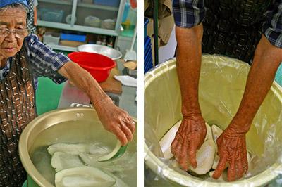 左：四つ割りにした青パパイヤは水洗い後、塩を入れた湯で10秒程ゆがいてから「一回漬け」の工程に移る。<br />
右：「一回漬け」といわれる工程。樽に並べ、塩水で1週間漬ける。この後砂糖をまぶし、さらに2週間置く。