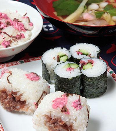 桜の花漬けを使った多彩な料理。<br />
手前から「桜ロール」「桜寿司」「桜ごはん」「お吸い物」