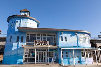 鹿島臨海鉄道・涸沼駅直結の「涸沼観光センター」。涸沼の自然をイメージした青い外観が印象的。
