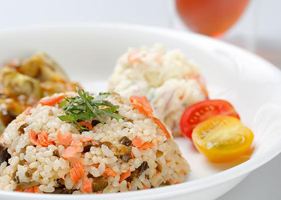 鮭とキューちゃんの混ぜご飯のイメージ写真