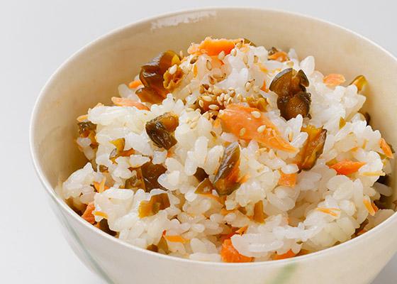 鮭とキューちゃんの混ぜご飯のイメージ写真