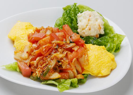 オムレツのトマトキムチソースがけのイメージ写真